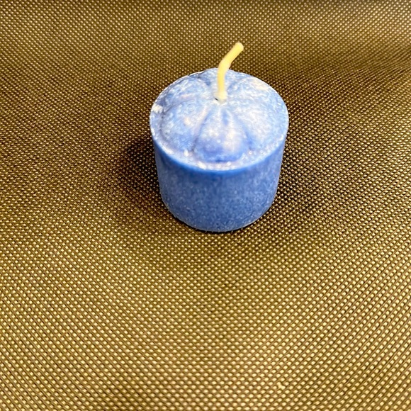 NIB💙STAR SHAPED VOTIVE CANDLEHOLDER WITH BLUEBERRY SCENTED VOTIVE CANDLE - Picture 8 of 10